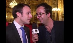 Emmanuel Macron se transforme en Joe Dassin - ZAPPING TÉLÉ BEST-OF DU 14/05/2015