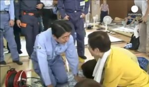 Japon : Shinzo Abe constate les dégâts à Hiroshima