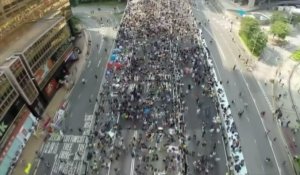 Hong Kong : un drone filme la démonstration de force des manifestants