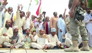 Pakistan: des opposants attaquent la télévision d'Etat