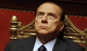 Silvio Berlusconi s'accroche du bout des doigts
