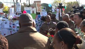 Afrique du Sud: des policiers prient devant l'hôpital de Mandela