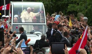 Le pape François accueilli à Rio par une foule en en liesse