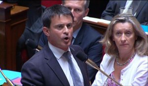 Trappes: Valls réplique à la droite à l'Assemblée