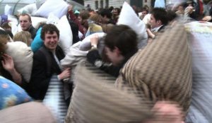 Bataille de polochons à Paris pour le Pillow Fight Day