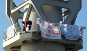 Nantes: deux pères retranchés sur des grues géantes