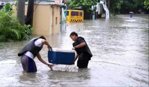 Philippines: Manille quasiment paralysée par des inondations. Durée: 00:36
