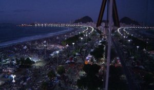 Brésil: messe gigantesque sur la plage de Copacabana