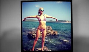 Paris Hilton dévoile son physique dans un bikini zébré à Ibiza
