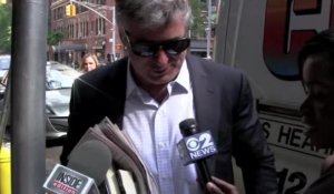 Alec Baldwin ignore les reporters après son coup de gueule sur Twitter