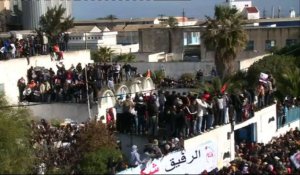 Tunisie: des milliers de personnes massées devant la mosquée