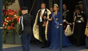 Le roi Willem-Alexander quitte l'église après son intronisation