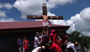 Vendredi saint: scènes de crucifiement aux Philippines