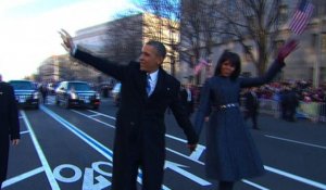 Barack et Michelle Obama sortent de voiture pour saluer la foule