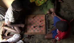 En Ouganda, une enfant des bidonvilles devenue reine des échecs