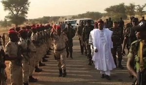 Le président du Niger rend visite à ses soldats destinés au Mali