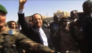 Mali: Hollande accueilli avec ferveur à Tombouctou