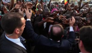 Mali: Hollande promet de "terminer la mission"