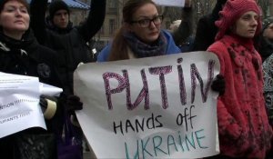 Ukraine: manifestation devant l'ambassade russe à Kiev