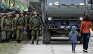 Une base militaire ukrainienne encerclée par des soldats russes