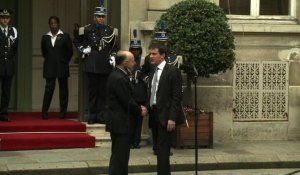 Remaniement: Valls remet les clés de l'Intérieur à Cazeneuve