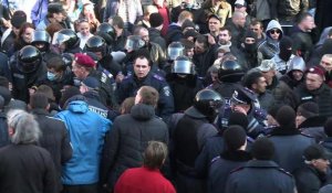 Ukraine:face-à-face à Kharkiv entre pro-russes et nationalistes