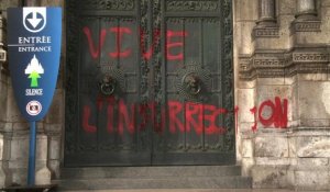 Des graffitis anarchistes à l'entrée du Sacré-Coeur à Paris