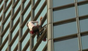 "L'homme-araignée" gravit la tour Total à La Défense