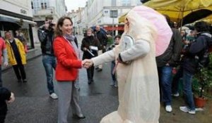 ZAPPING ACTU DU 31/05/2012 - Quand Ségolène Royal croise un pénis géant !