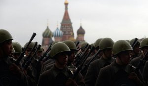 En images : l'armée russe parade devant Poutine à Moscou