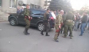 Des miliciens ukrainiens tirent sur des pro-russes