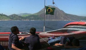 Francis Joyon navigue avec des enfants d'une favela de Rio