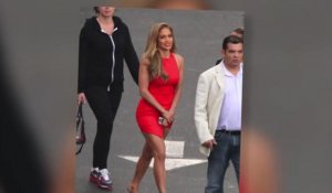 Jennifer Lopez est renversante dans une robe rouge