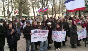 Ukraine: manifestation pro-russe devant le Parlement de Crimée