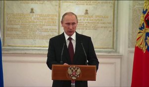 Ukraine: Poutine félicite les troupes russes en Crimée