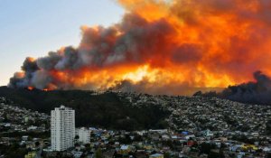 En images : un gigantesque incendie ravage la ville de Valparaiso au Chili