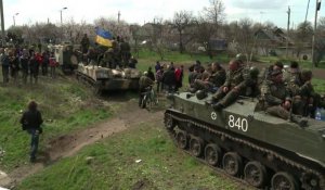 Ukraine: les pro-russes bloquent des tanks ukrainiens