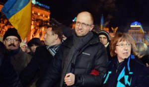 Iatseniouk devient Premier ministre, Ianoukovitch sort du silence