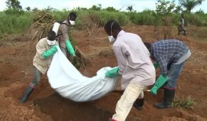 Freetown: des volontaires enterrent les victimes du virus Ebola