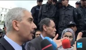 Des centaines de policiers algériens manifestent devant la présidence