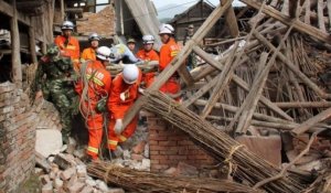 Les secours s'activent pour sauver de nouvelles victimes du séisme