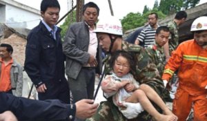Séisme au Sichuan : les secours affluent pour trouver des survivants
