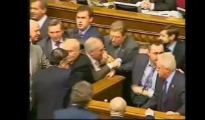 Ukraine: le conflit politique provoque une baston au Parlement