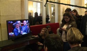 Loi Macron, Valls passe en force: réactions des députés