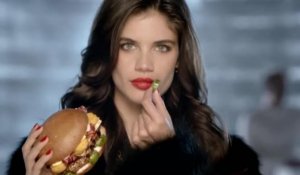 Le mannequin de Victoria's Secret Sara Sampaio est torride en mangeant un cheeseburger