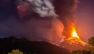 Vidéo : l'impressionnante éruption du volcan Villarrica au Chili