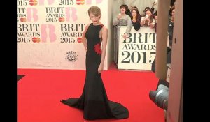 Vidéo : Taylor Swift : Elle illumine le tapis rouge du Brit Awards 2015 !
