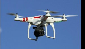 De nouveaux drones envahissent Paris - ZAPPING ACTU DU 25/02/2015