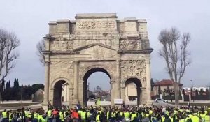 Gilets jaunes - Acte XIII : les manifestants sous l'arc de triomphe à Orange