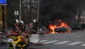"Gilets jaunes" : des voitures en feu près de la Tour Eiffel